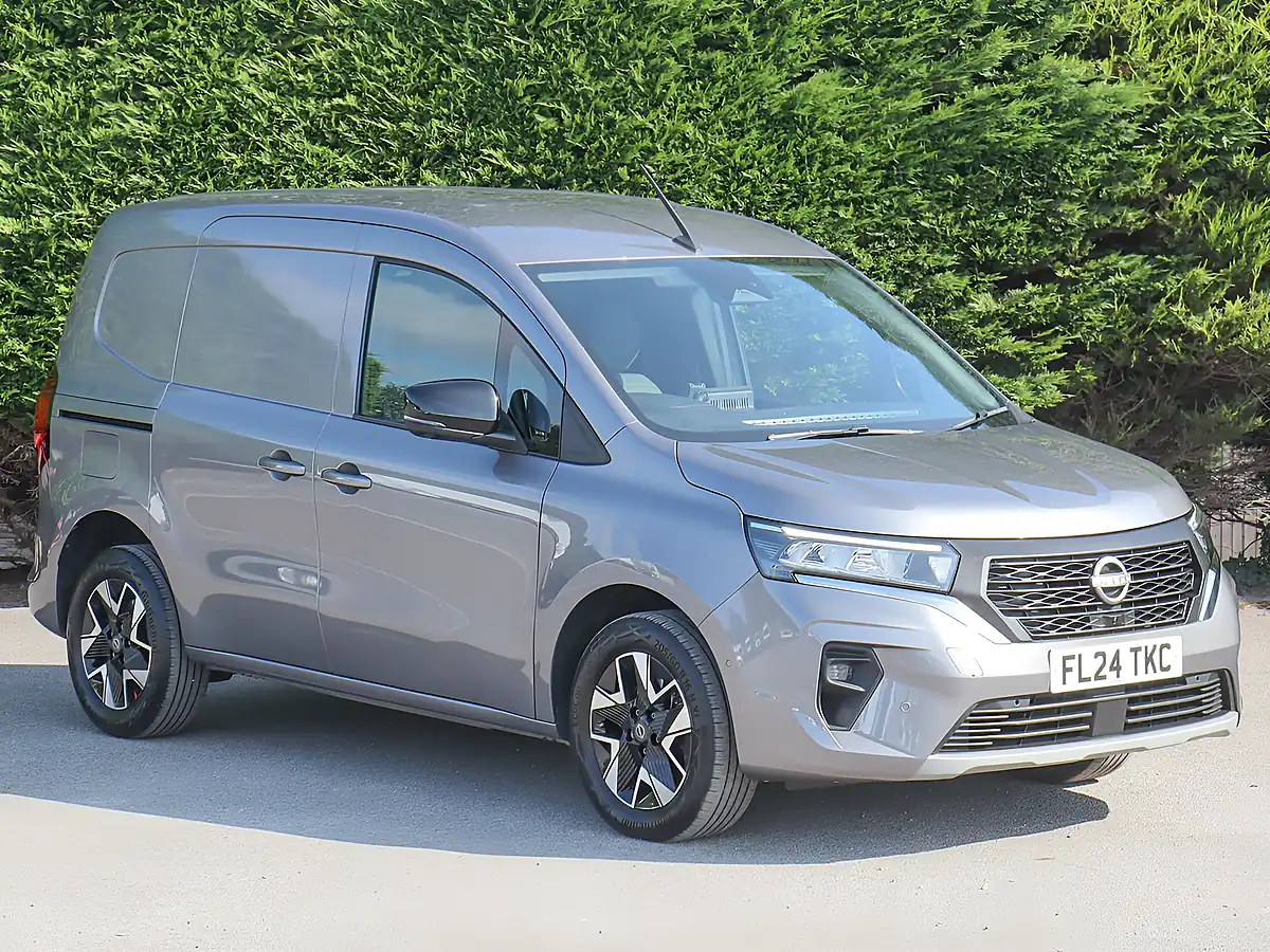 Used 2024 Nissan Townstar Tekna+ Grey - Interior and Exterior details 4