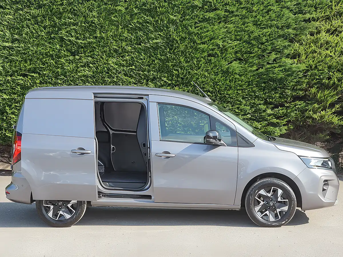 Used 2024 Nissan Townstar Tekna+ Grey - Interior and Exterior details 6