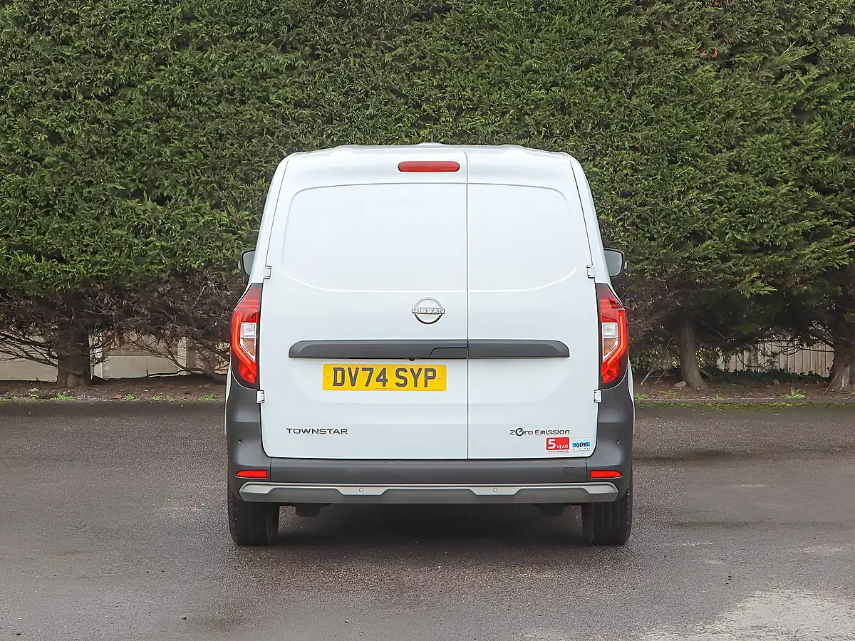 Used 2024 Nissan Townstar Tekna White - Interior and Exterior details 10