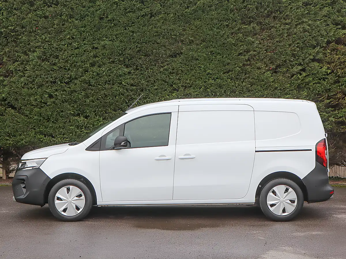 Used 2024 Nissan Townstar Tekna White - Interior and Exterior details 16