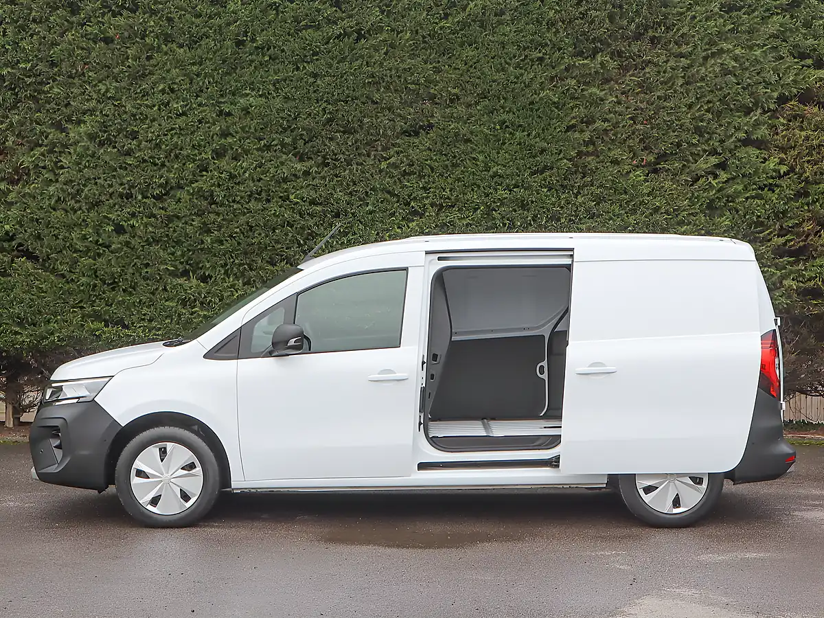 Used 2024 Nissan Townstar Tekna White - Interior and Exterior details 17