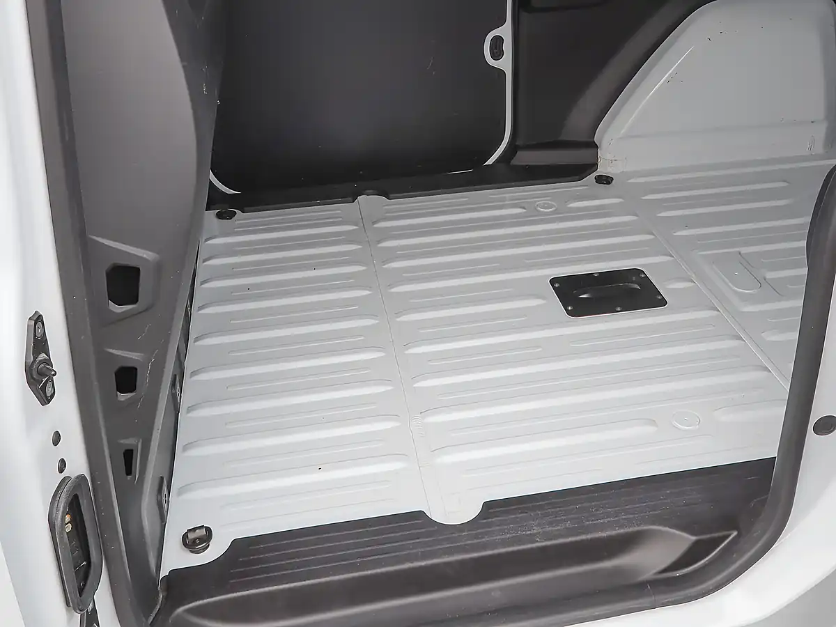 Used 2024 Nissan Townstar Tekna White - Interior and Exterior details 18