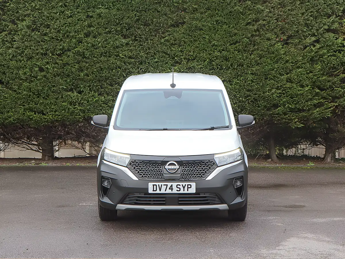Used 2024 Nissan Townstar Tekna White - Interior and Exterior details 3