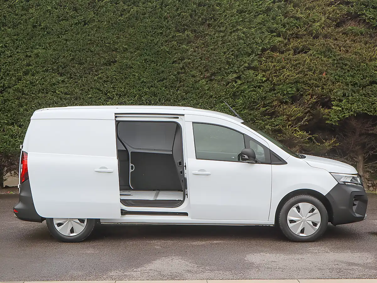 Used 2024 Nissan Townstar Tekna White - Interior and Exterior details 6