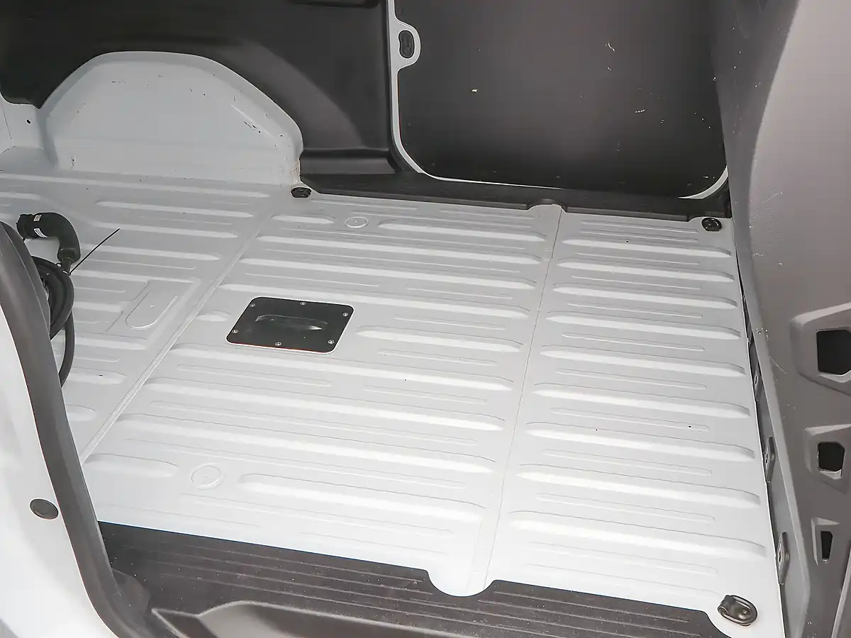 Used 2024 Nissan Townstar Tekna White - Interior and Exterior details 7