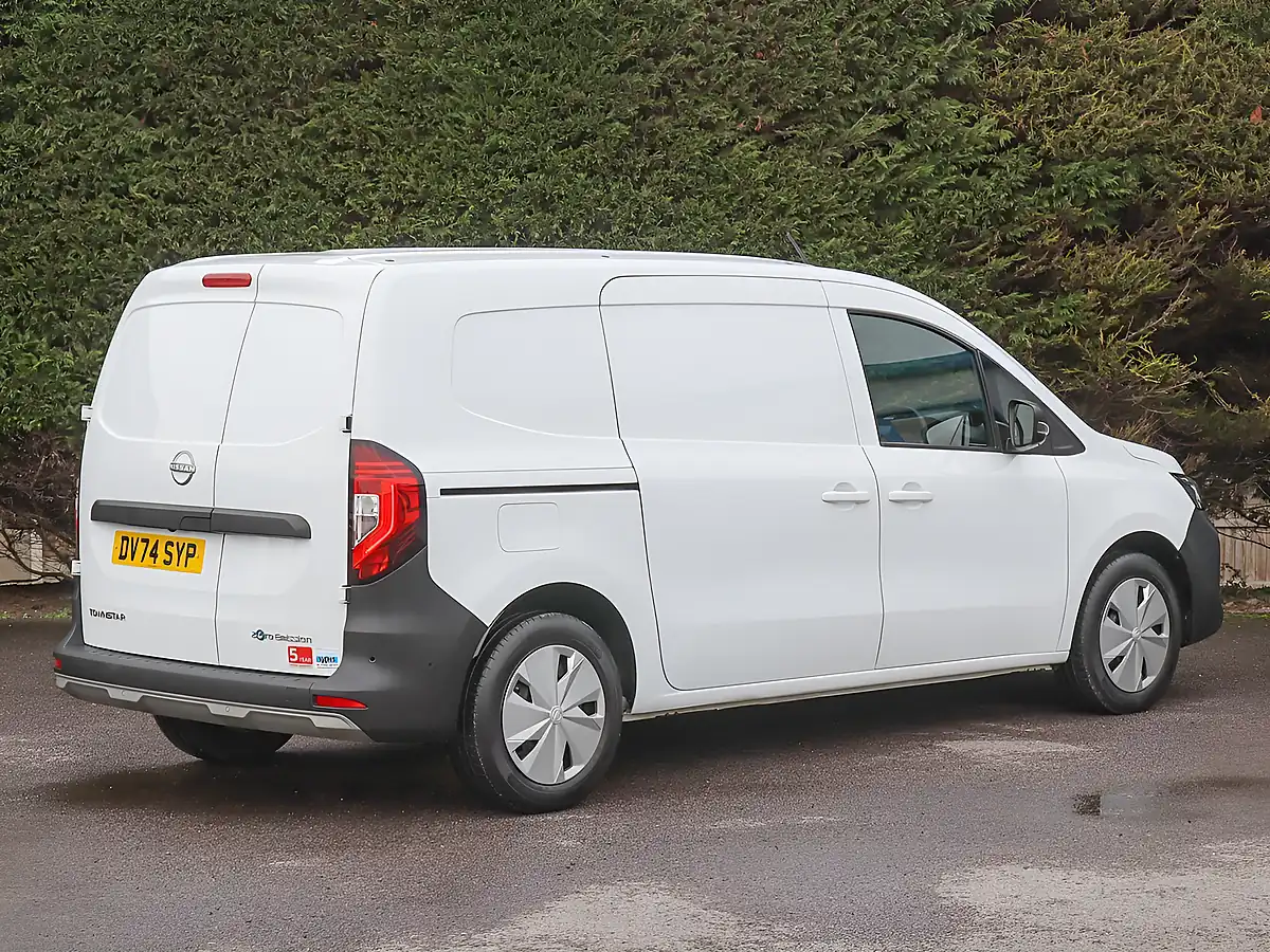 Used 2024 Nissan Townstar Tekna White - Interior and Exterior details 8