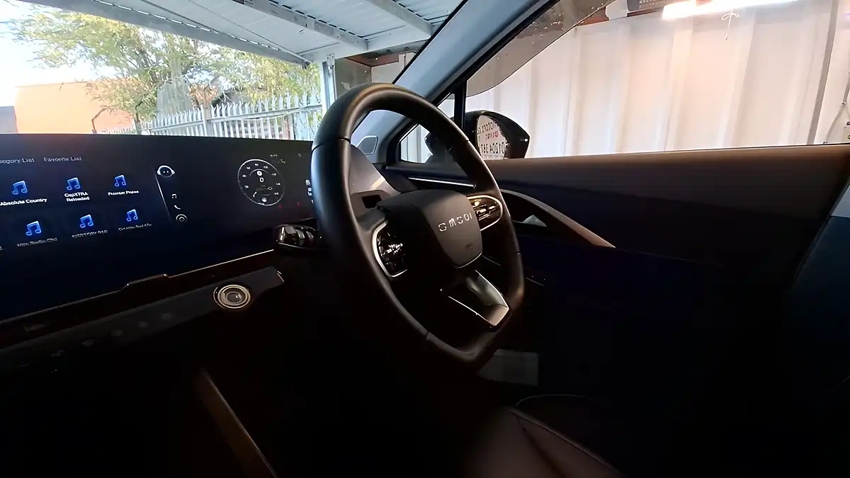 Used 2024 Omoda 5 Noble Silver - Interior and Exterior details 8
