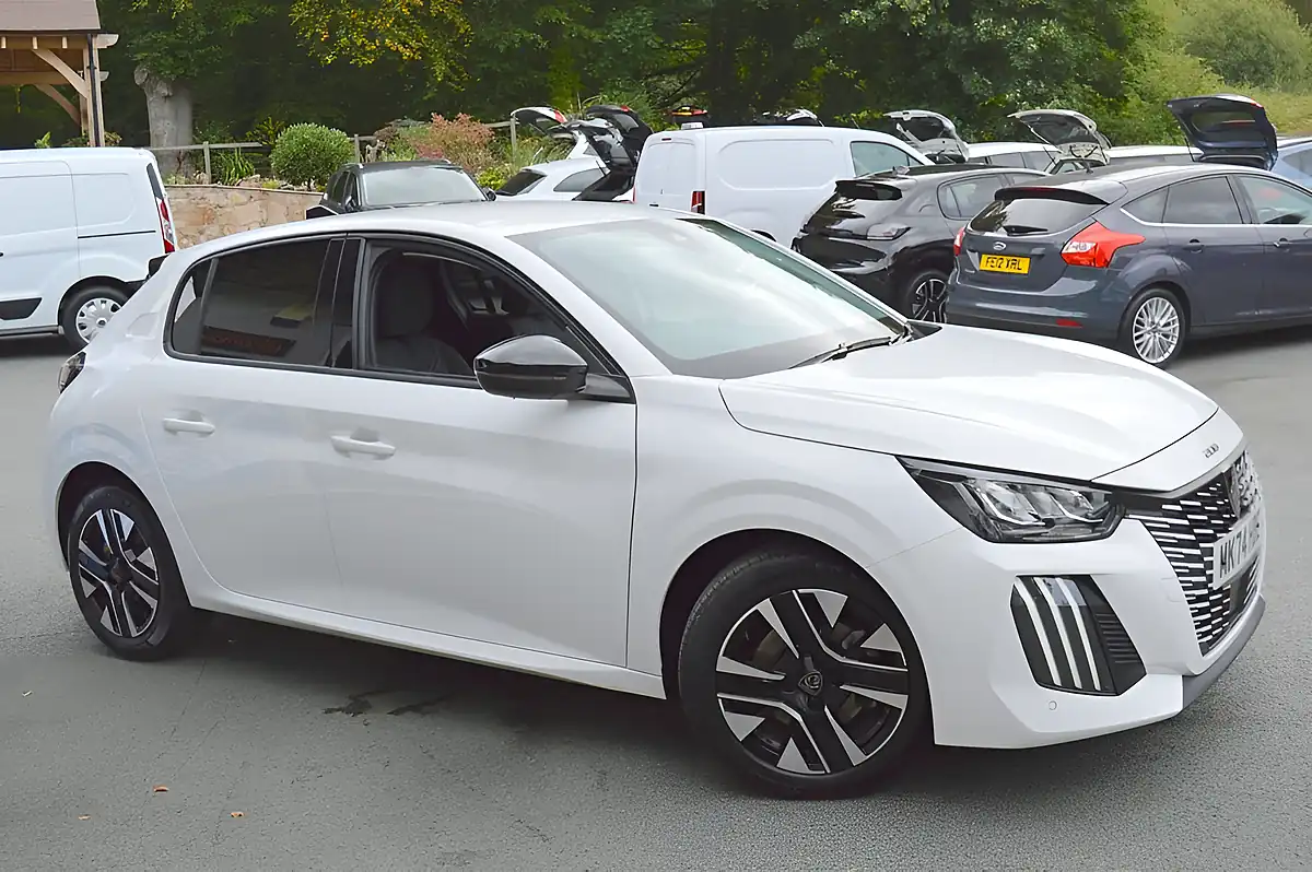 Used 2024 Peugeot 208 Allure Bianca White - Interior and Exterior details 3