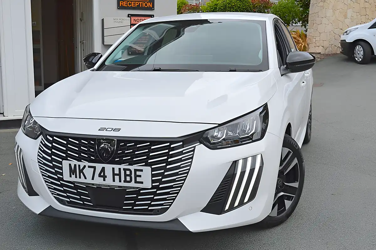 Used 2024 Peugeot 208 Allure Bianca White - Interior and Exterior details 4