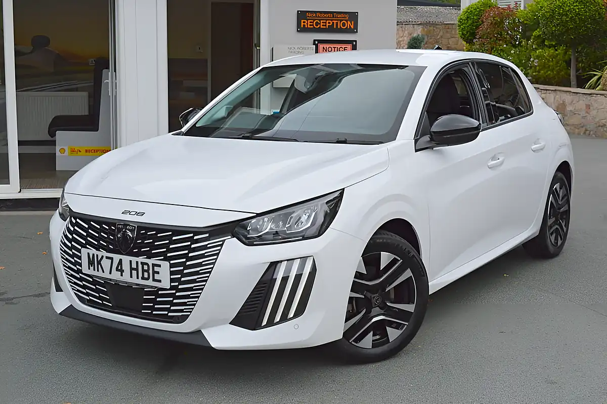 Used 2024 Peugeot 208 Allure Bianca White - Interior and Exterior details 5