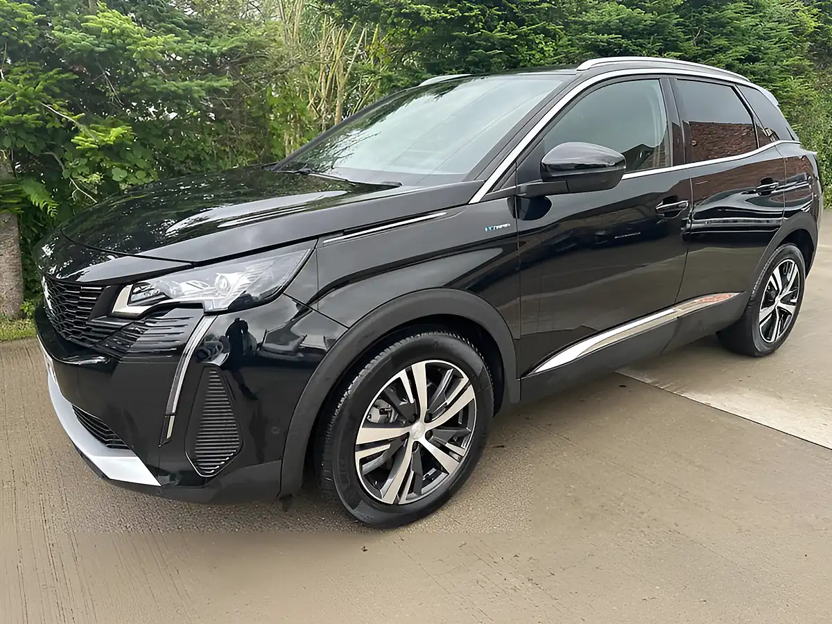 Used 2024 Peugeot 3008 GT Black - Front View