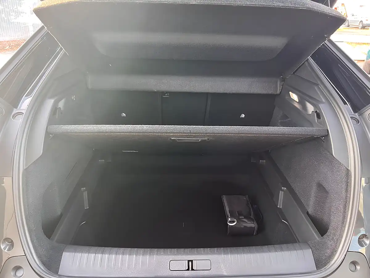 Used 2024 Peugeot 3008 GT Grey - Interior and Exterior details 16
