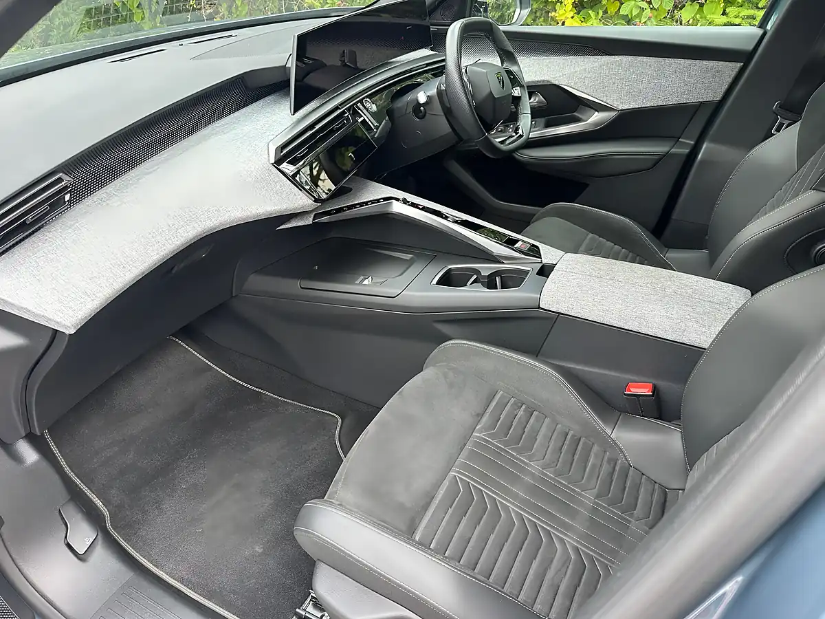 Used 2024 Peugeot 5008 - Interior and Exterior details 12