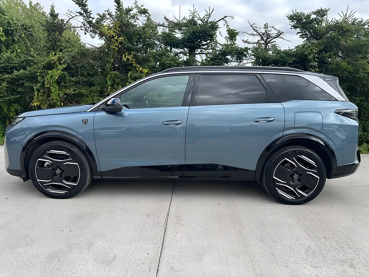 Used 2024 Peugeot 5008 - Interior and Exterior details 3