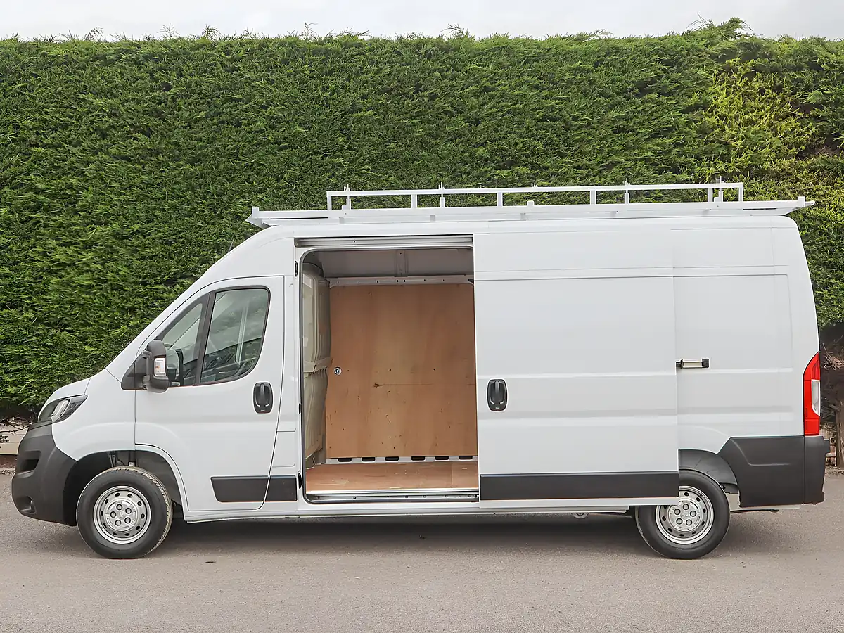 Used 2024 Peugeot Boxer 335 Professional Premium+ Ice White - Interior and Exterior details 10