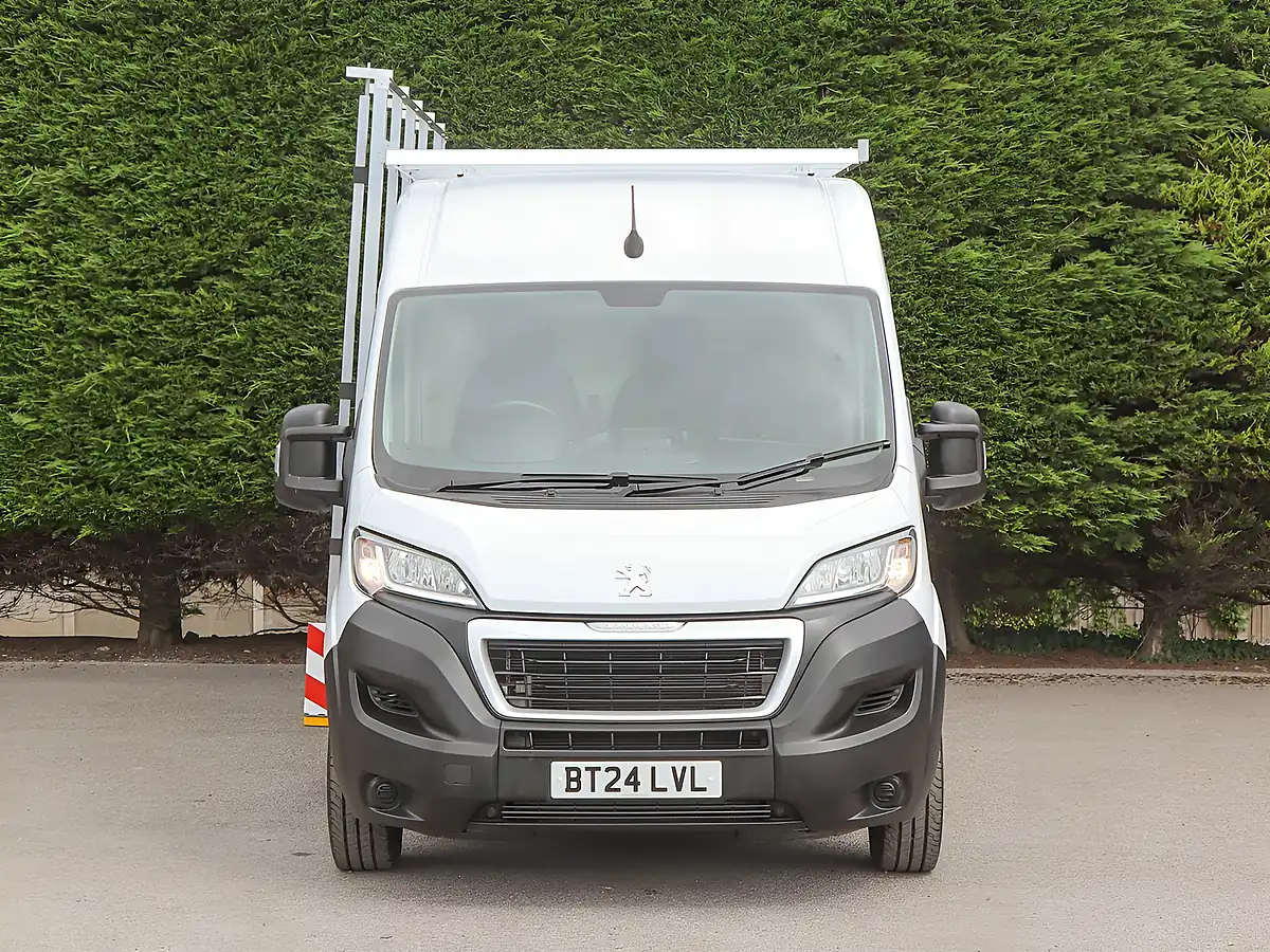 Used 2024 Peugeot Boxer 335 Professional Premium+ Ice White - Interior and Exterior details 11