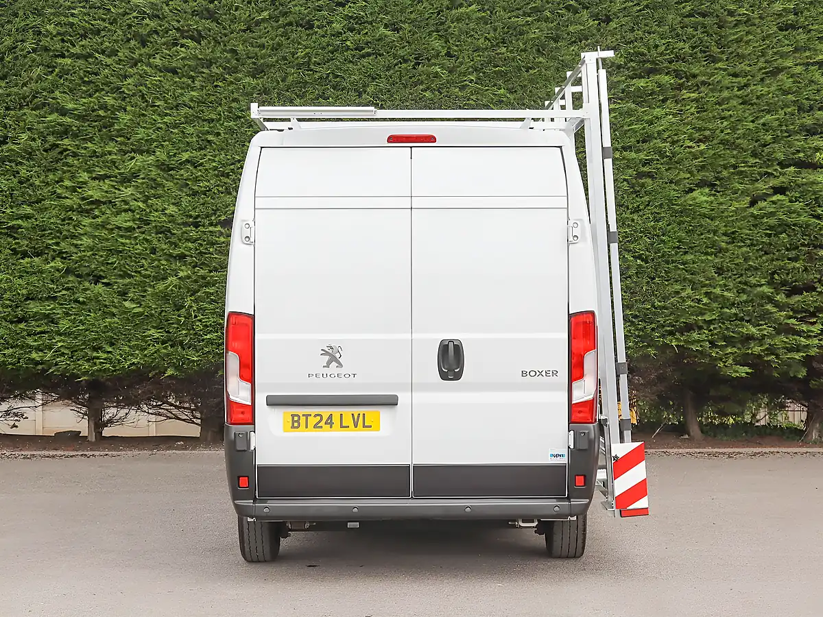 Used 2024 Peugeot Boxer 335 Professional Premium+ Ice White - Interior and Exterior details 5