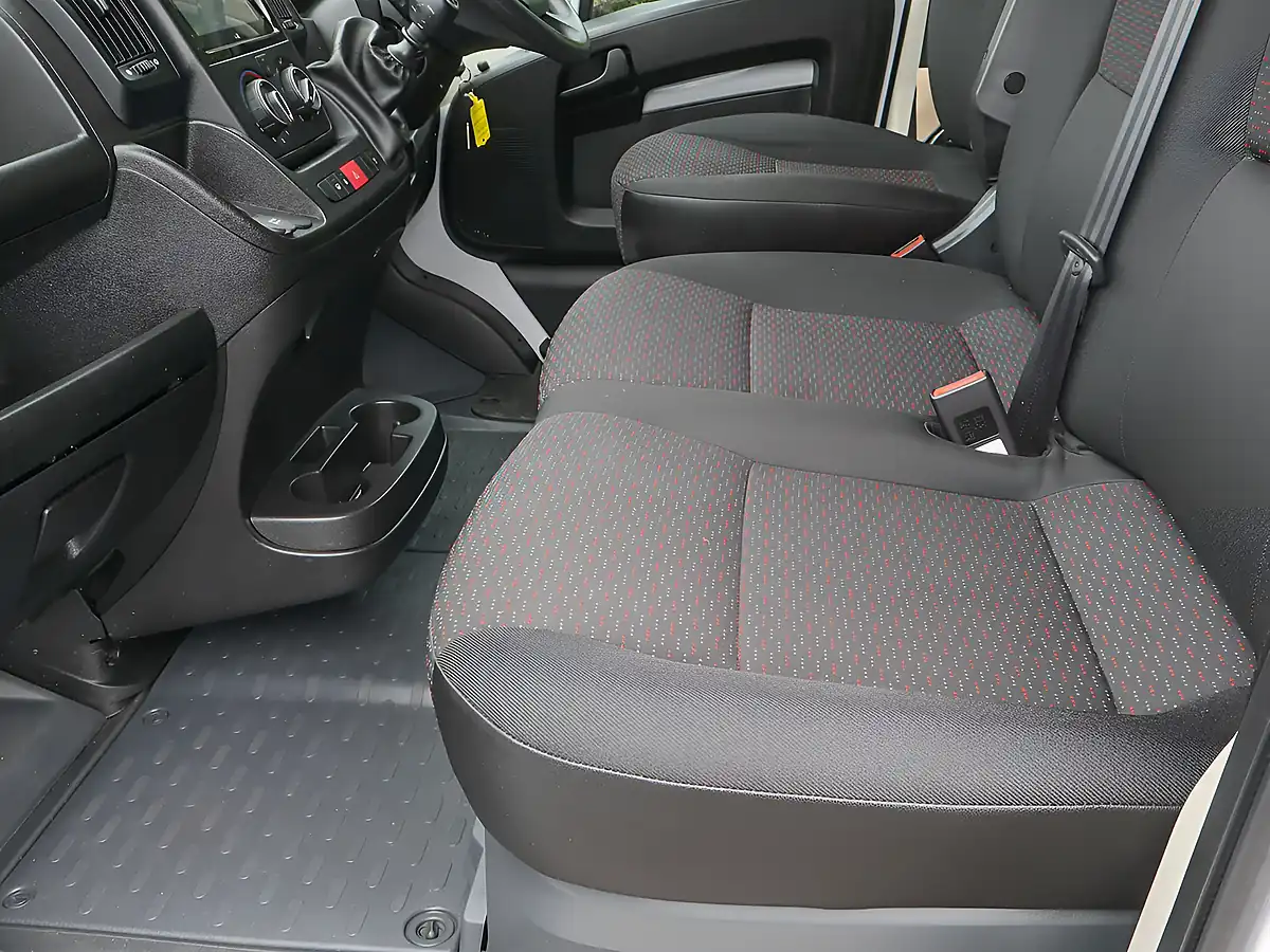 Used 2024 Peugeot Boxer 335 Professional Premium+ Ice White - Interior and Exterior details 15