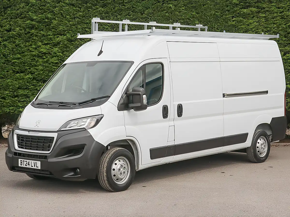Used 2024 Peugeot Boxer 335 Professional Premium+ Ice White - Interior and Exterior details 3