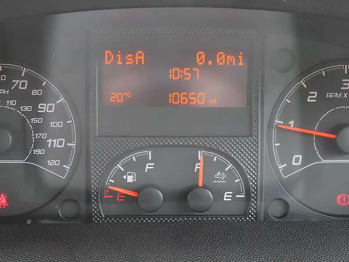 Used 2024 Peugeot Boxer 335 Professional Premium+ Ice White - Interior and Exterior details 4
