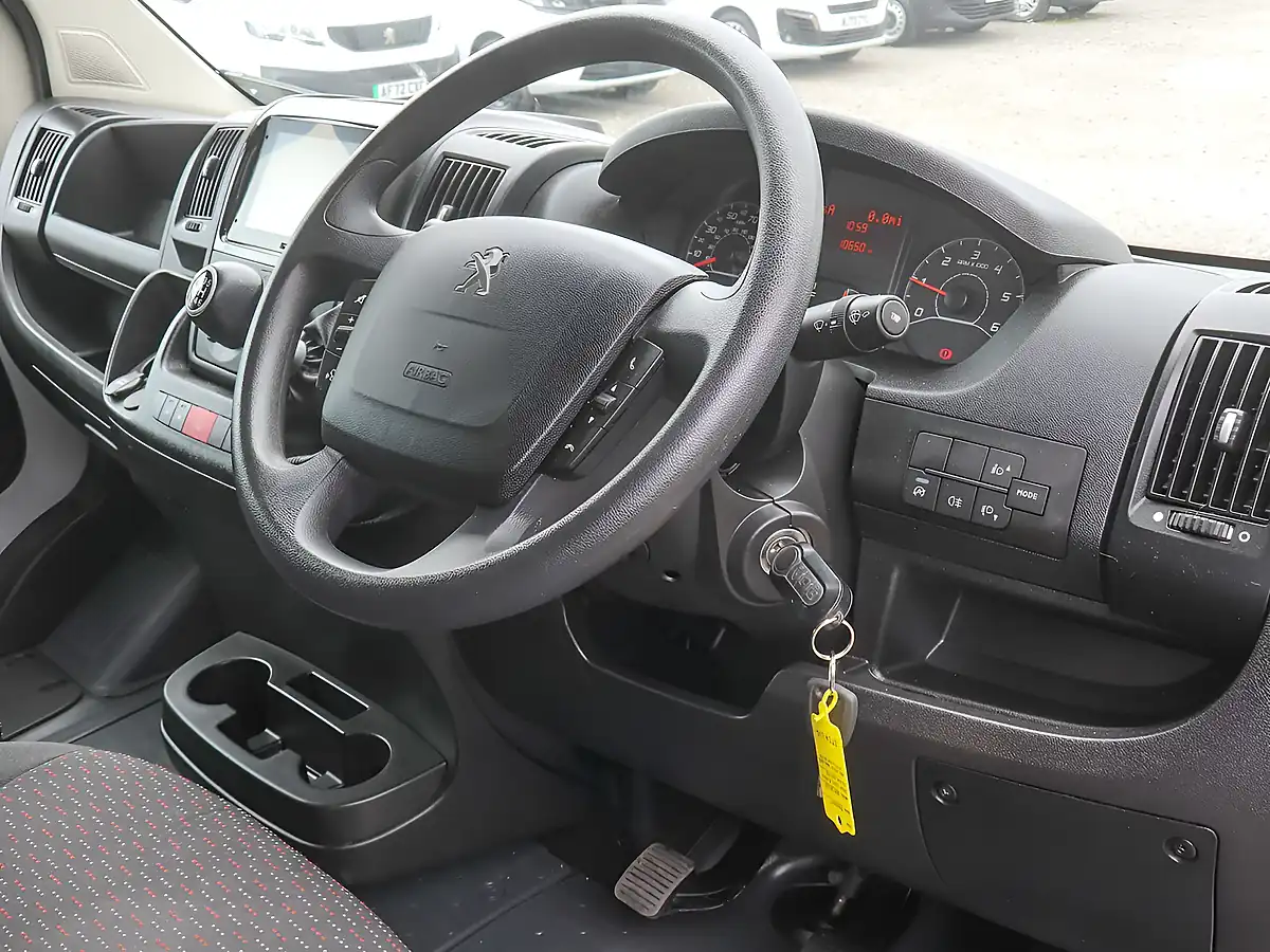 Used 2024 Peugeot Boxer 335 Professional Premium+ Ice White - Interior and Exterior details 6