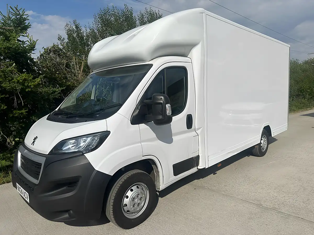 Used 2024 Peugeot Boxer - Front View