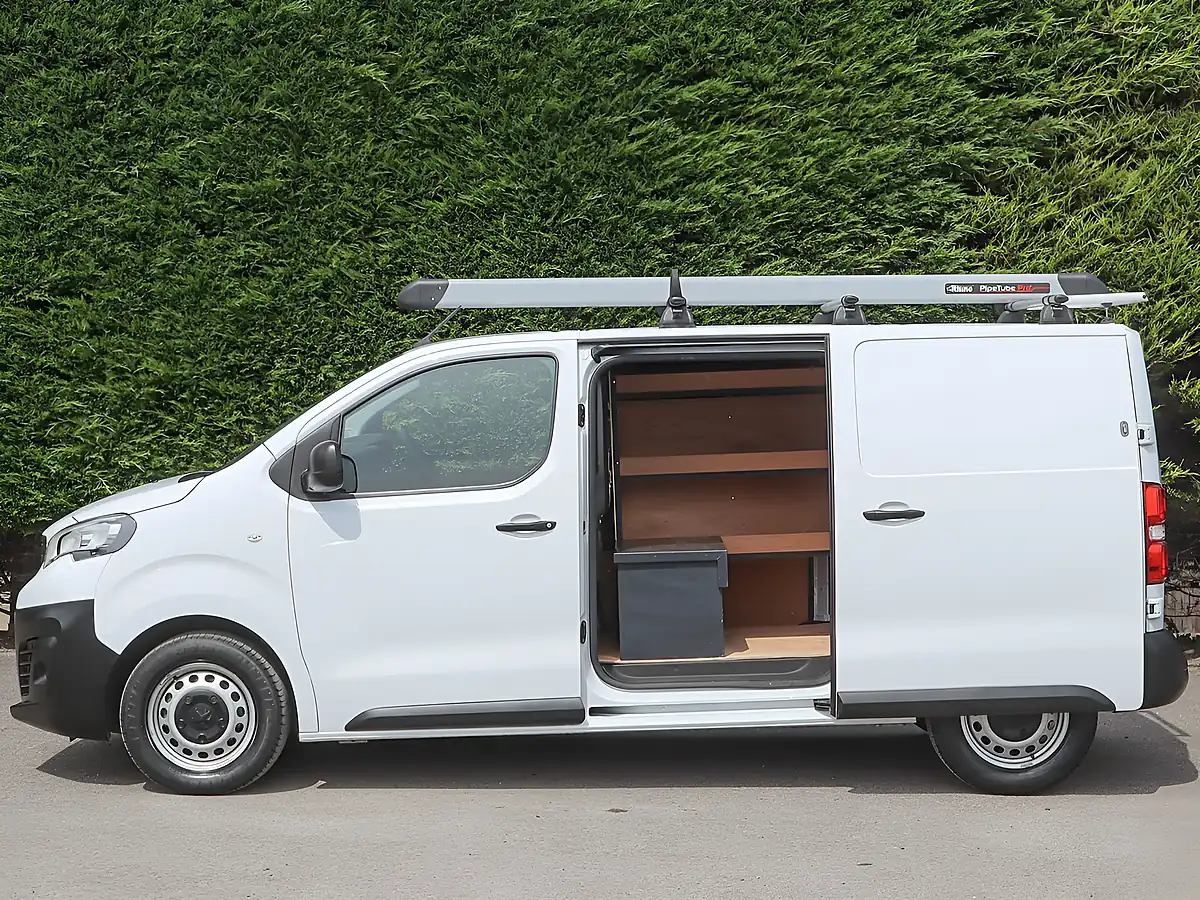Used 2024 Peugeot Expert 1400 Professional Premium Ice White - Interior and Exterior details 11