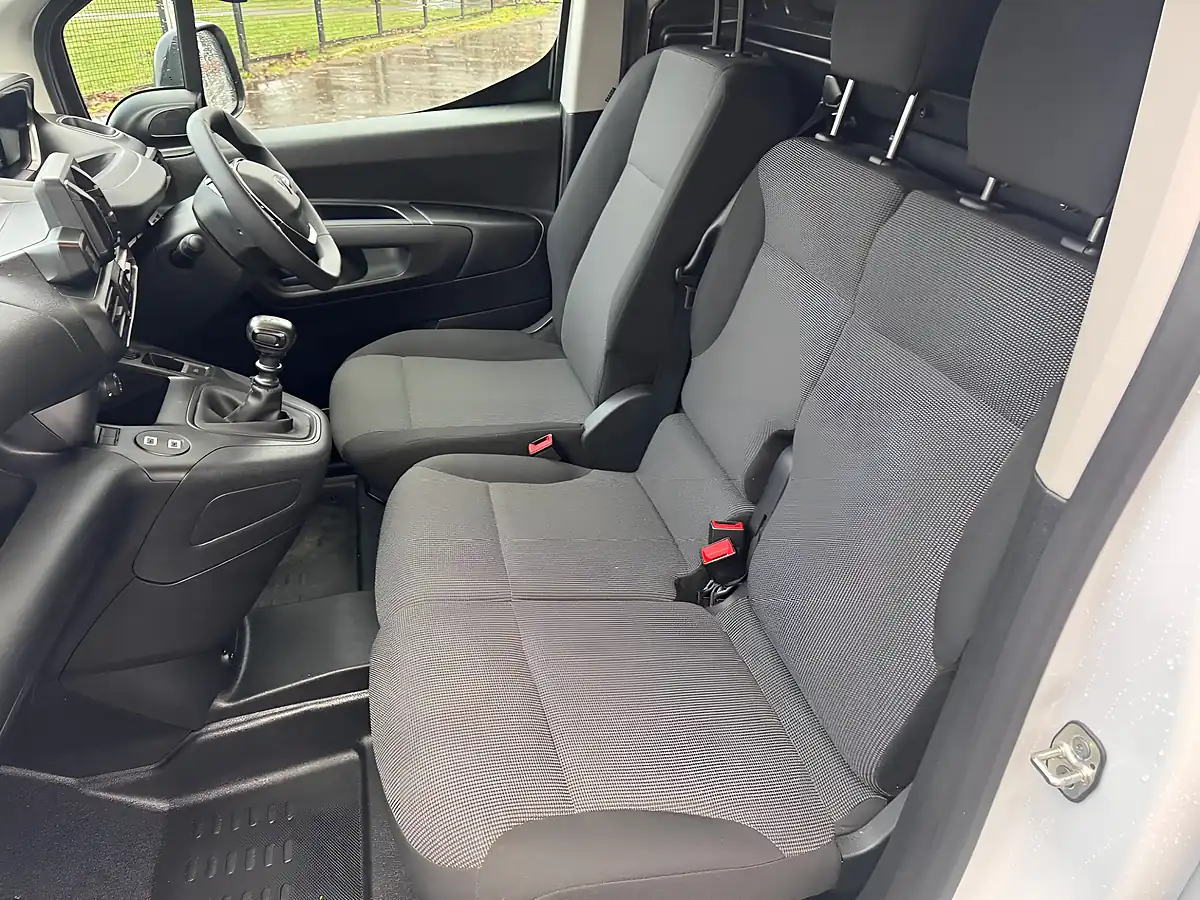 Used 2024 Peugeot Partner 950 Professional White - Interior and Exterior details 13