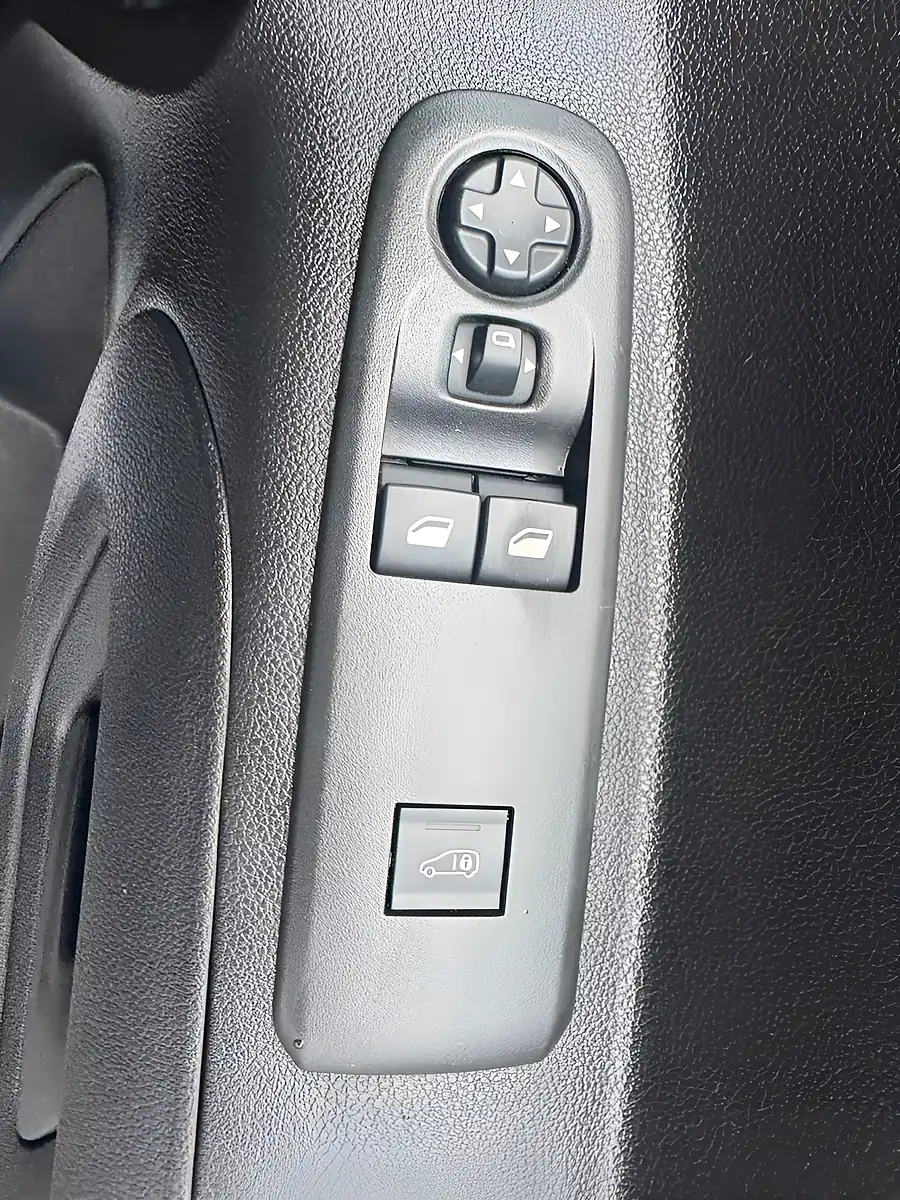 Used 2024 Peugeot Partner 950 Professional White - Interior and Exterior details 17