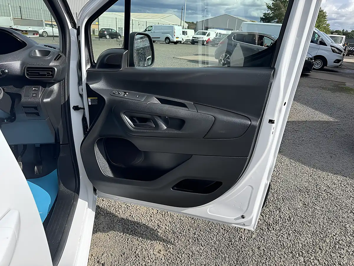 Used 2024 Peugeot Partner Asphalt Ice White - Interior and Exterior details 13