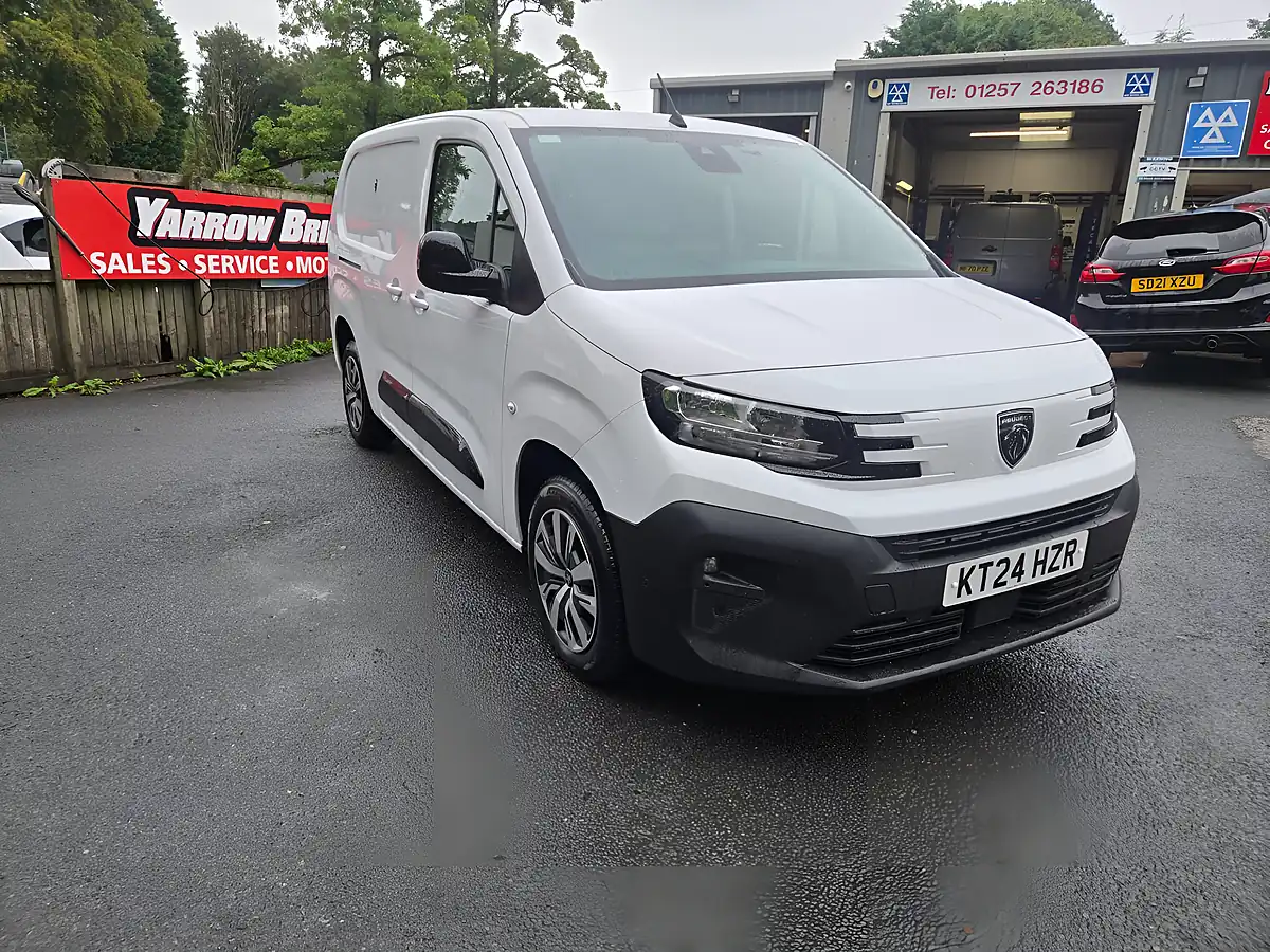 Used 2024 Peugeot Partner Asphalt White - Front View
