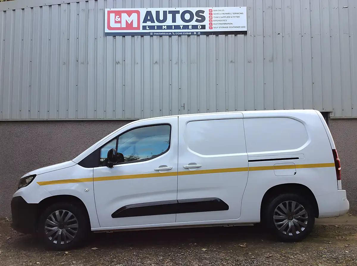 Used 2024 Peugeot Partner Partner Pv Long Asphalt White - Interior and Exterior details 4