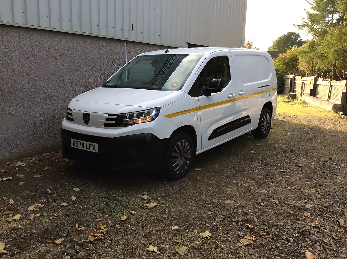 Used 2024 Peugeot Partner Partner Pv Long Asphalt White - Interior and Exterior details 5