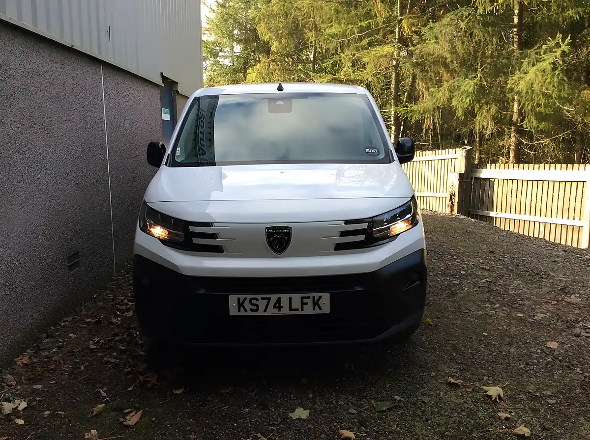 Used 2024 Peugeot Partner Partner Pv Long Asphalt White - Interior and Exterior details 8