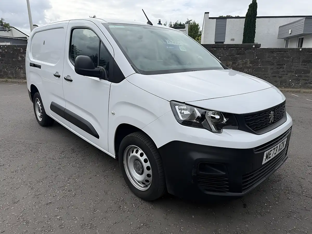Used 2024 Peugeot Partner Pro-Premium+ Long White - Front View
