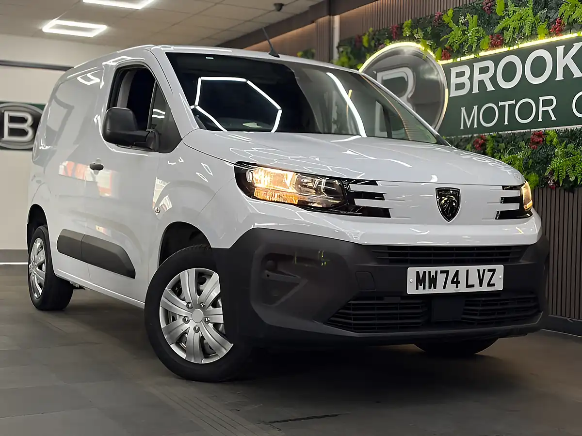 Used 2024 Peugeot Partner Professional L1 White - Front View