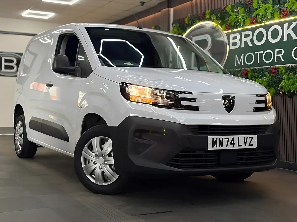 Used 2024 Peugeot Partner Professional L1 White - Front View