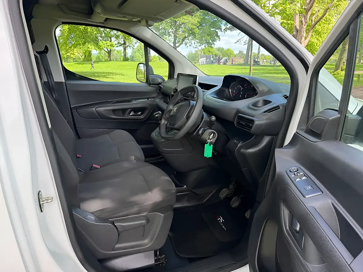 Used 2024 Peugeot Partner Professional Premium White - Interior and Exterior details 10