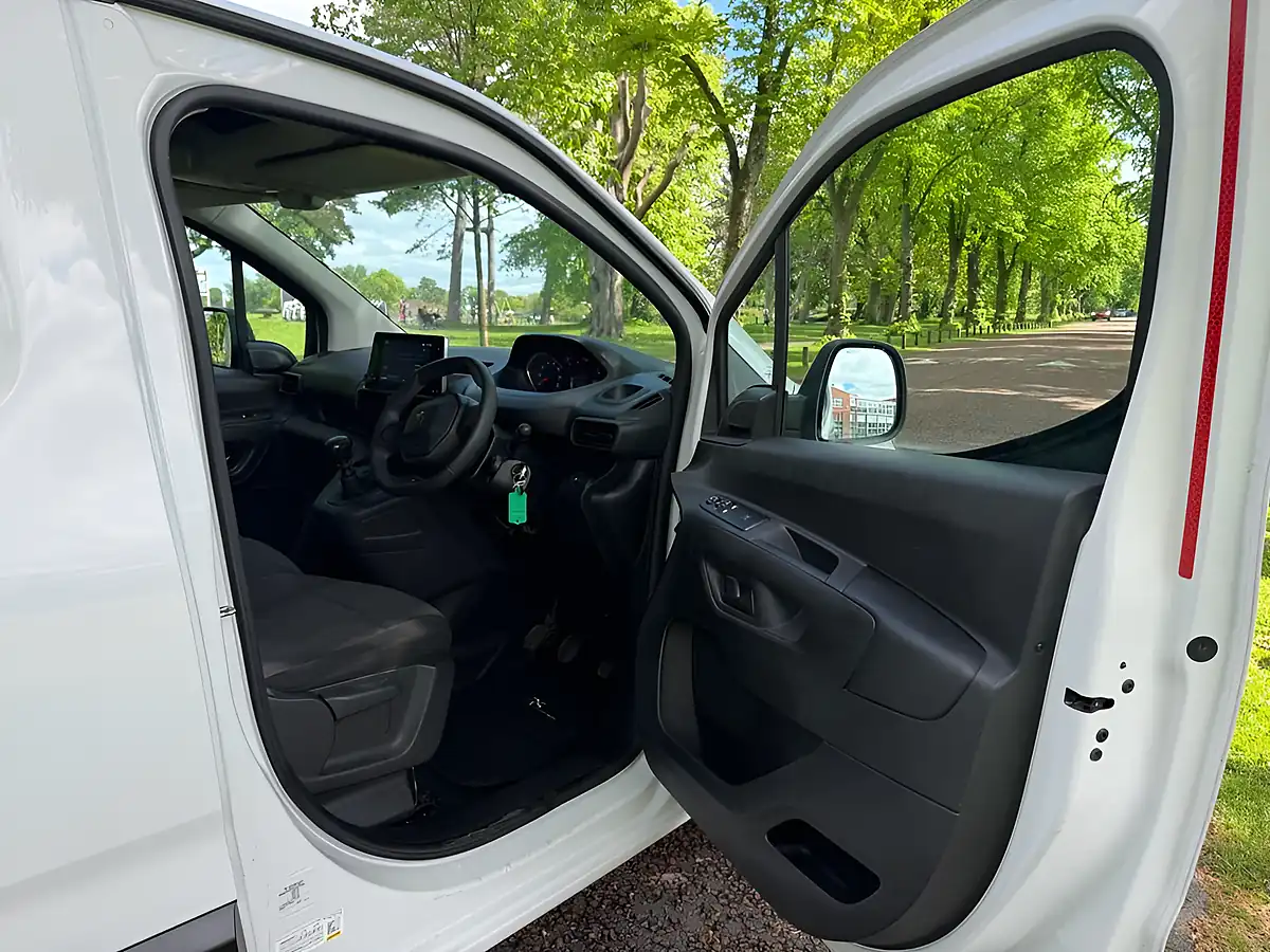 Used 2024 Peugeot Partner Professional Premium White - Interior and Exterior details 9