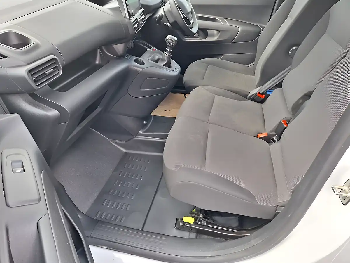 Used 2024 Peugeot Partner Professional Premium White - Interior and Exterior details 13