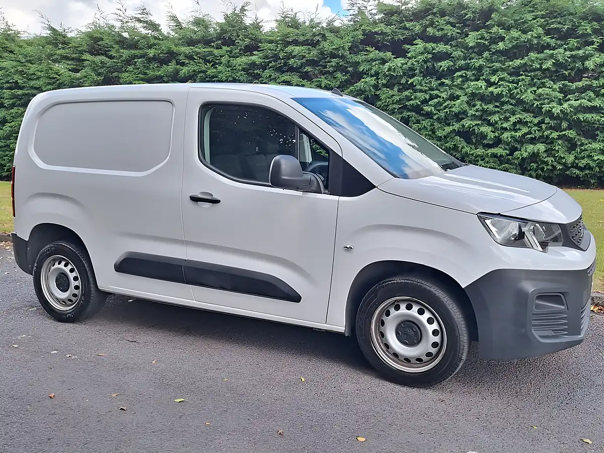 Used 2024 Peugeot Partner Professional Premium White - Interior and Exterior details 7
