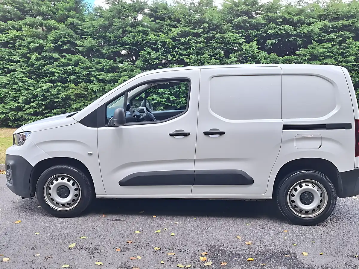Used 2024 Peugeot Partner Professional Premium White - Interior and Exterior details 8