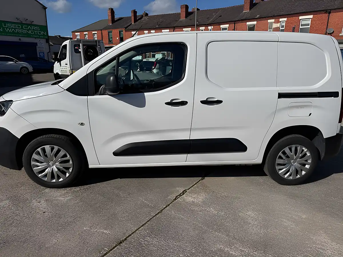 Used 2024 Peugeot Partner Professional Premium White - Interior and Exterior details 5