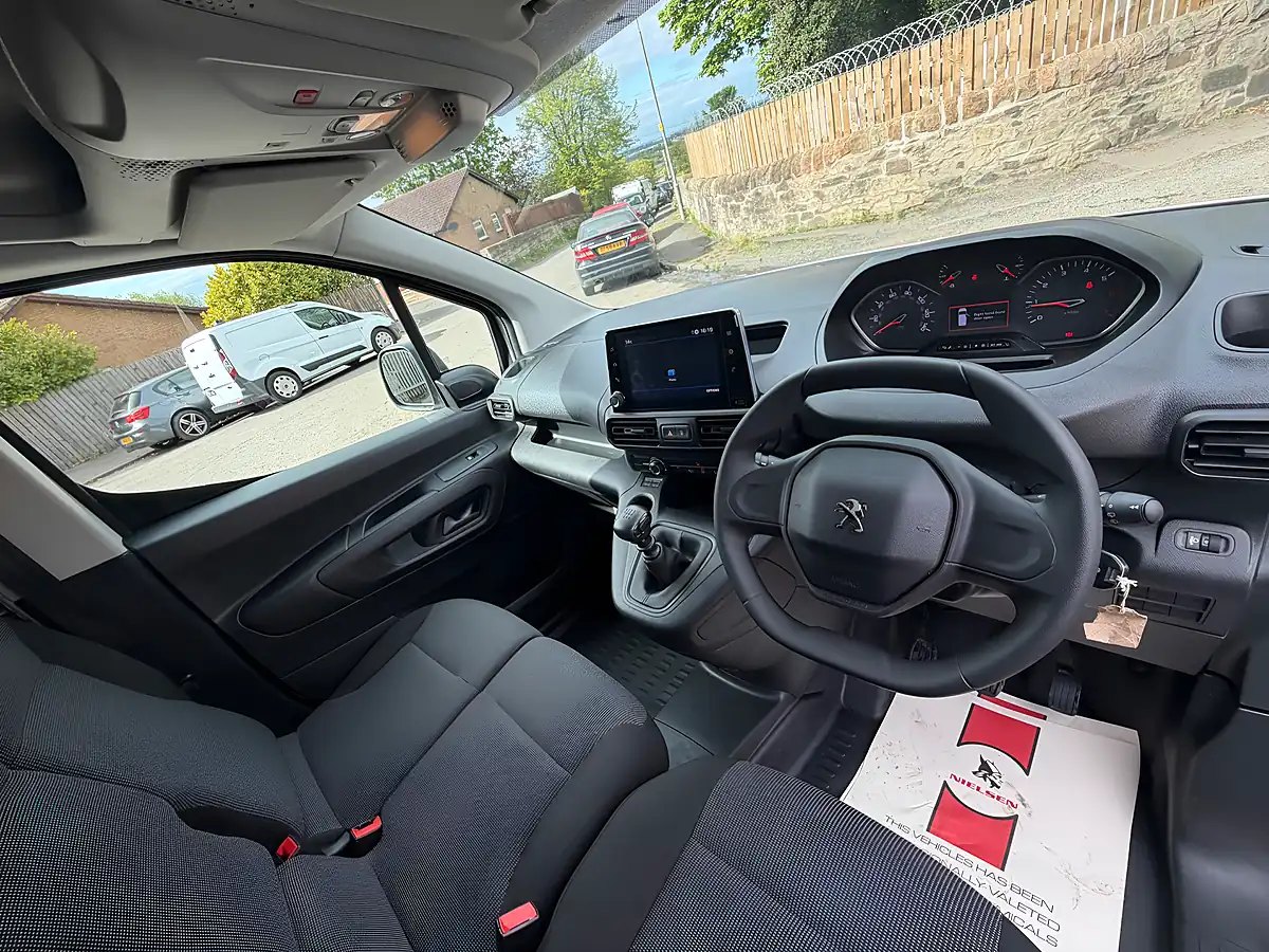 Used 2024 Peugeot Partner Professional Premium White - Interior and Exterior details 16