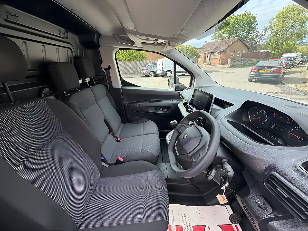 Used 2024 Peugeot Partner Professional Premium White - Interior and Exterior details 17
