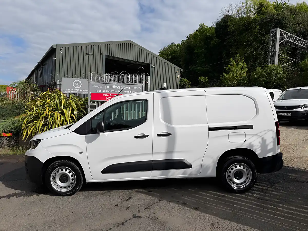 Used 2024 Peugeot Partner Professional Premium White - Interior and Exterior details 8