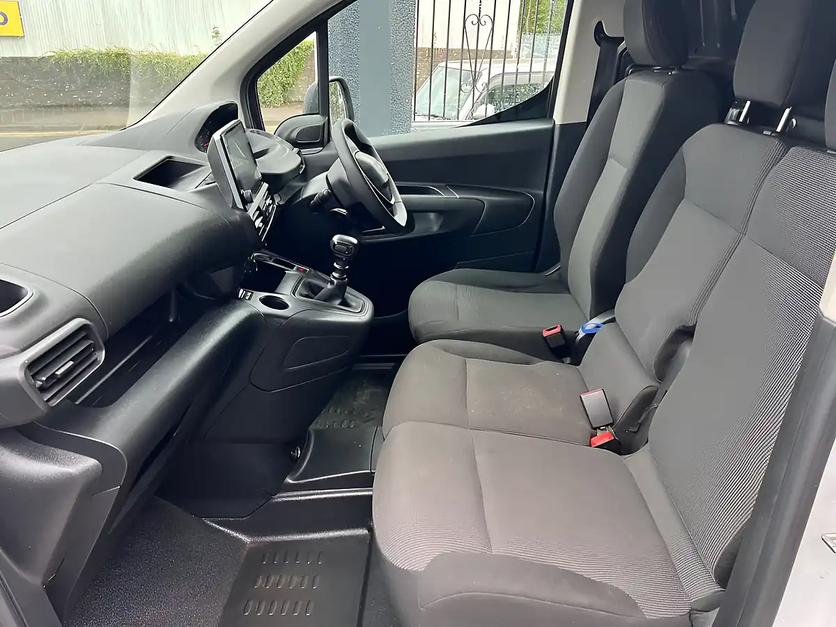 Used 2024 Peugeot Partner Professional Premium White - Interior and Exterior details 12