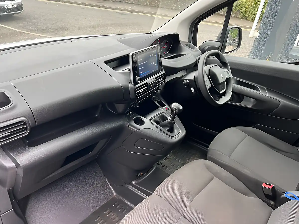 Used 2024 Peugeot Partner Professional Premium White - Interior and Exterior details 13