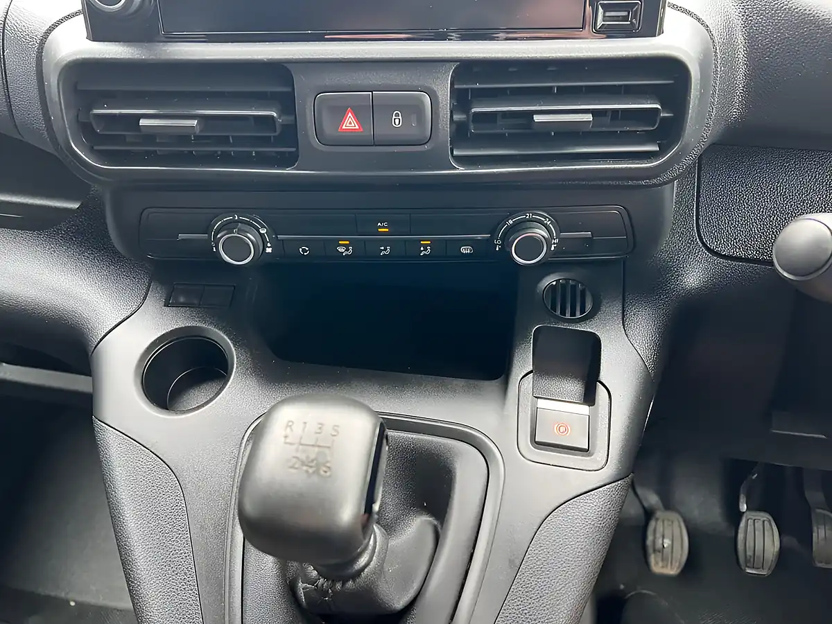 Used 2024 Peugeot Partner Professional Premium White - Interior and Exterior details 17