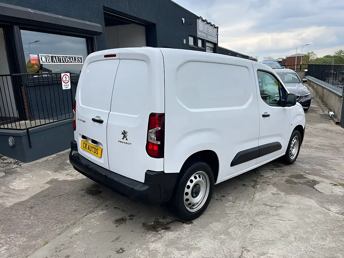 Used 2024 Peugeot Partner Professional Premium White - Interior and Exterior details 4